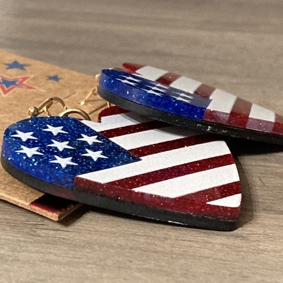 AMERICAN FLAG  HEARTS DANGLE GLITTERY ACRYLIC EARRINGS - Picture 10 of 10